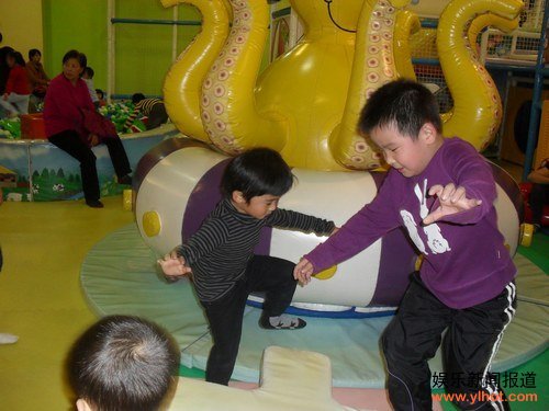 Lucas跟小朋友玩耍